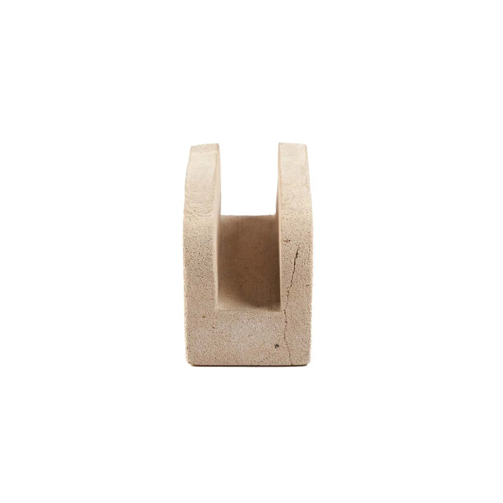 Porte-serviettes en pierre naturelle beige, forme arche U texturée avec fissure subtile