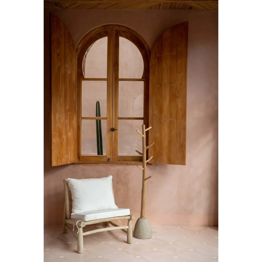 Portemanteau en bois de teck clair base béton forme arbre – H150 cm