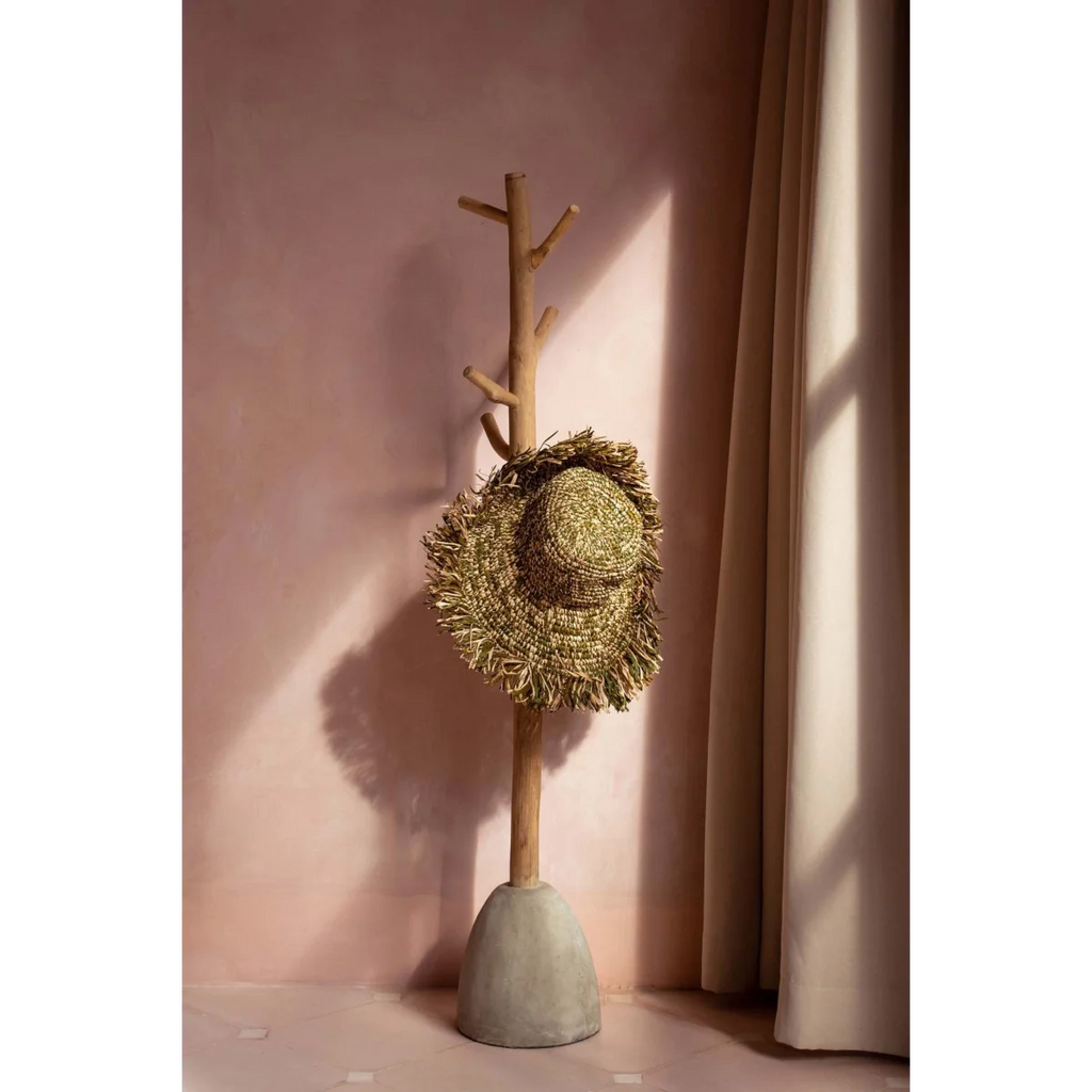 Portemanteau en bois de teck clair base béton forme arbre – H150 cm