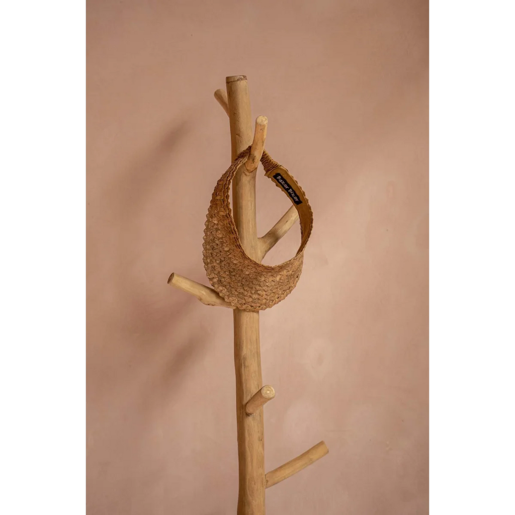 Portemanteau en bois de teck clair base béton forme arbre – H150 cm