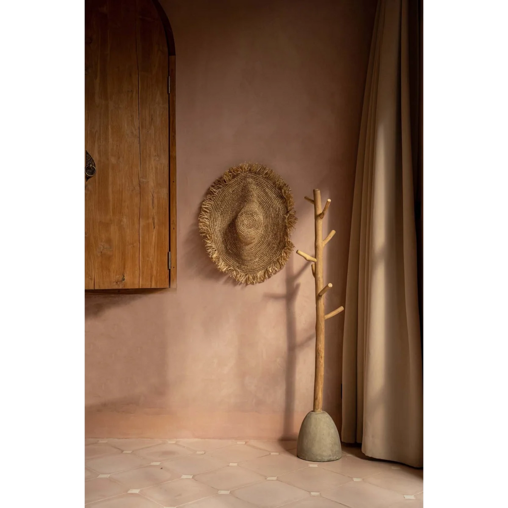 Portemanteau en bois de teck clair base béton forme arbre – H150 cm