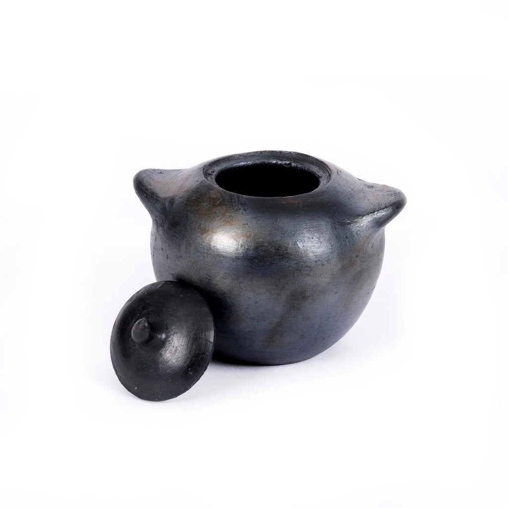 Pot artisanal en terracotta finition noire brute avec couvercle