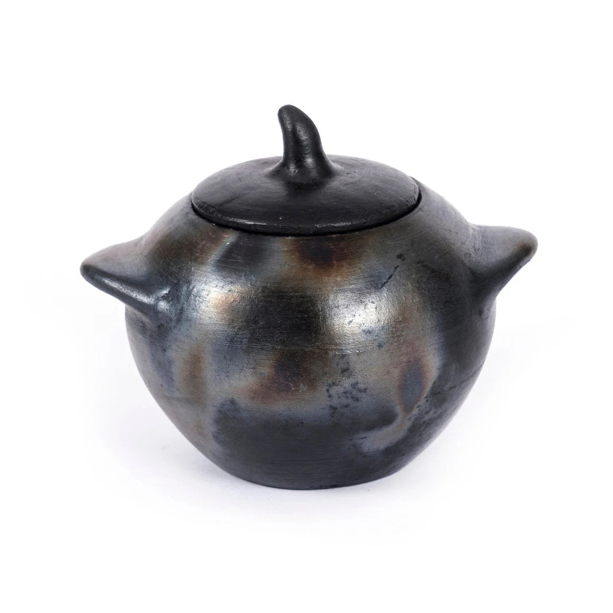 Pot artisanal en terracotta finition noire brute, céramique lustrée, anses et couvercle à bouton