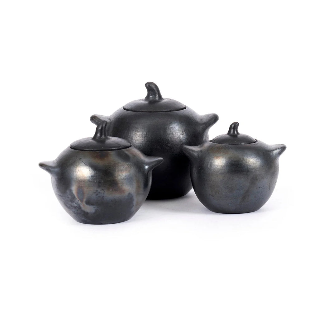 Trio de pots artisanaux en terracotta finition noire brute, mats et arrondis