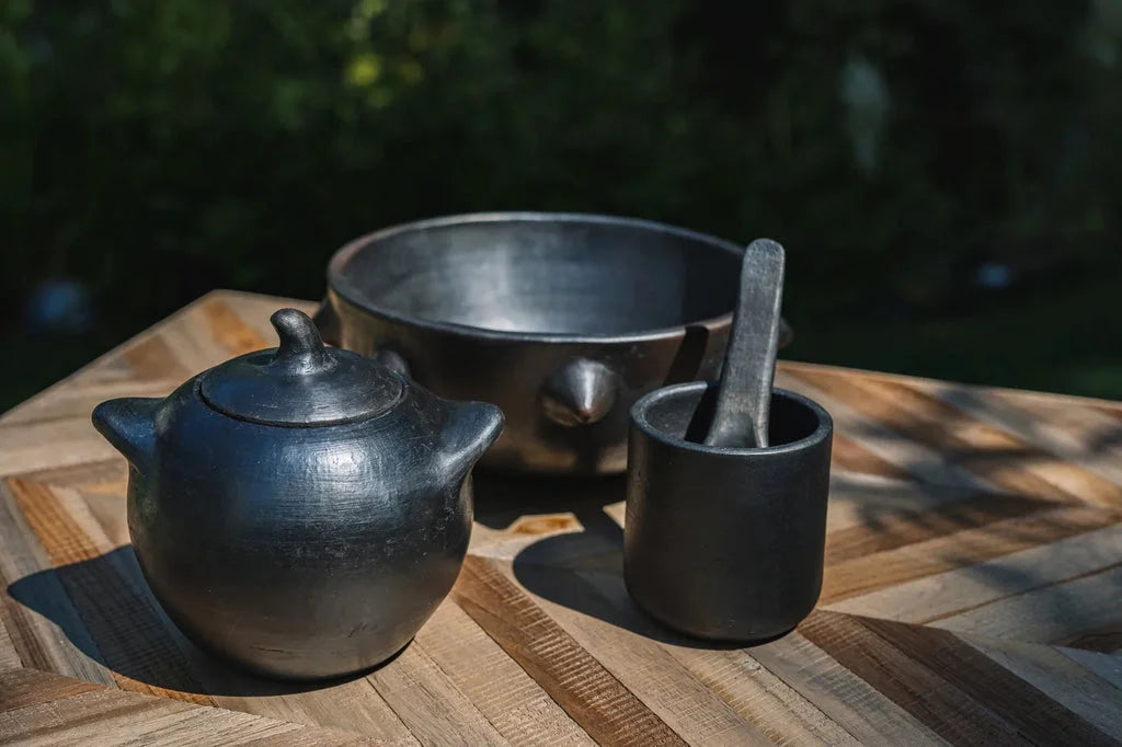 Photo d’un ensemble de thé en céramique noire Le Pot Brûlé