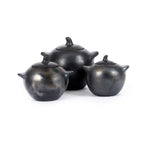 Trois pots en céramique noirs à couvercle pour la décoration Le Pot Brûlé