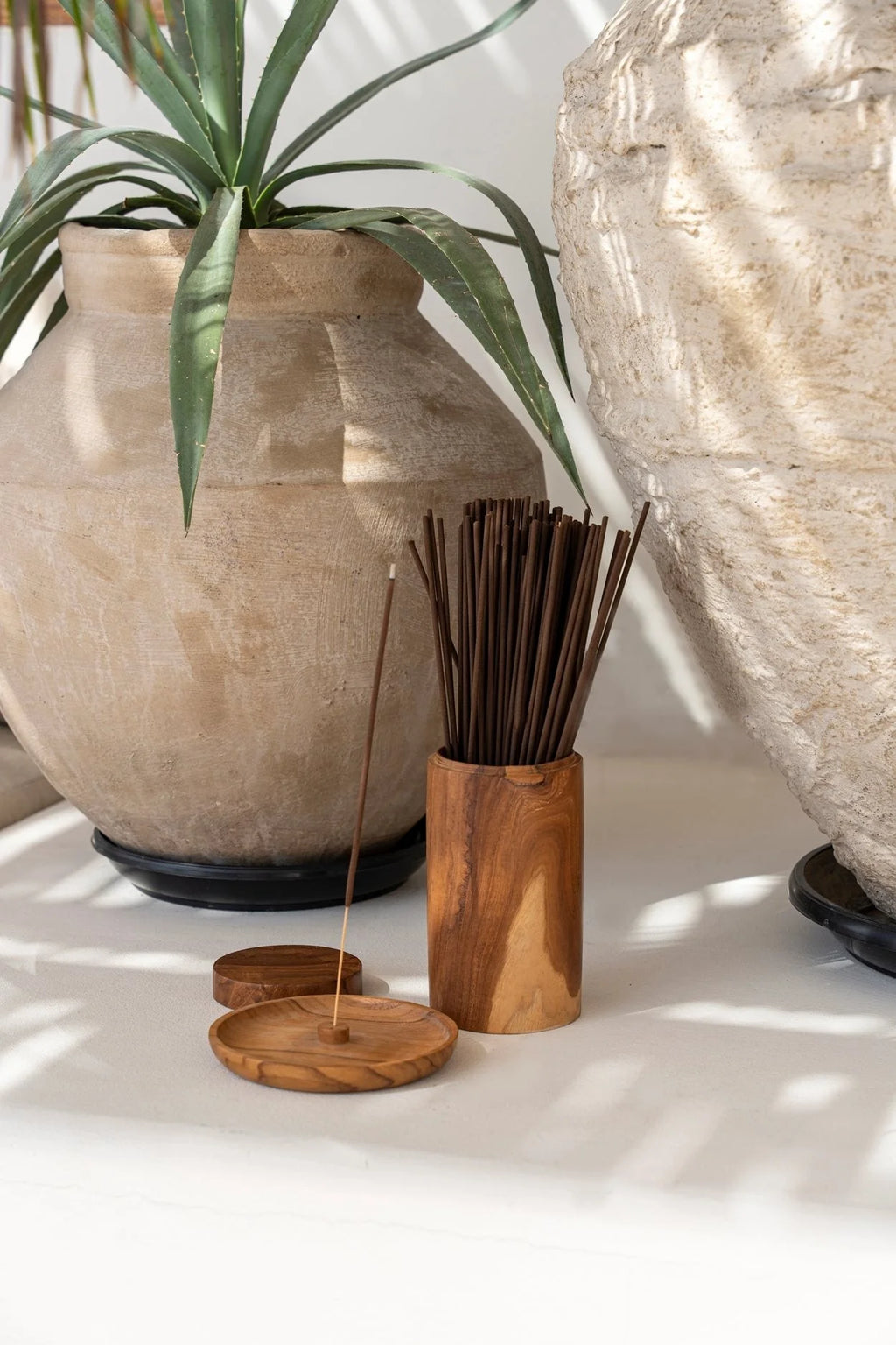 Encens en bâtons dans un porte-encens en bois sculpté en racine de teck H19 cm
