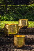 Trois grands jardinières en laiton martelé or pour décoration intérieure ou extérieure