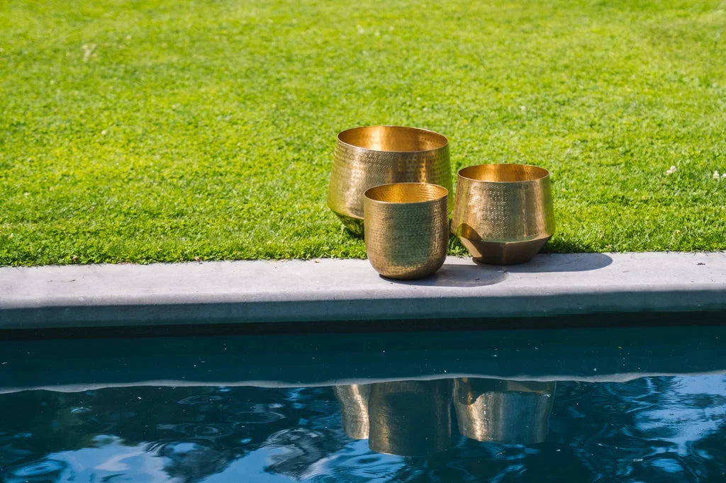 Trois pots en laiton martelé texturés pour plantes, modèle Le pot martelé L