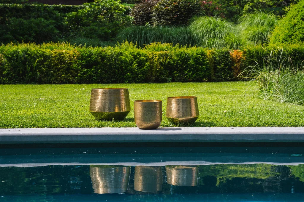 Trois jardinières martelées en laitons pour décoration intérieure ou extérieure