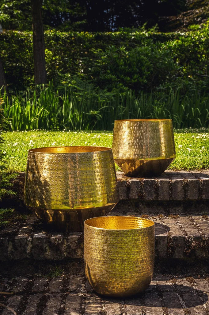 Trois vases martelés en laiton grand format, décoration élégante pour jardin ou intérieur