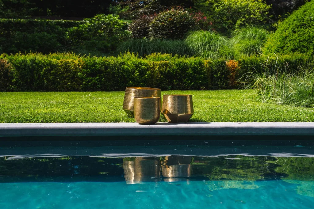 Trois grands pots martelés en laiton avec une texture dorée pour la décoration intérieure