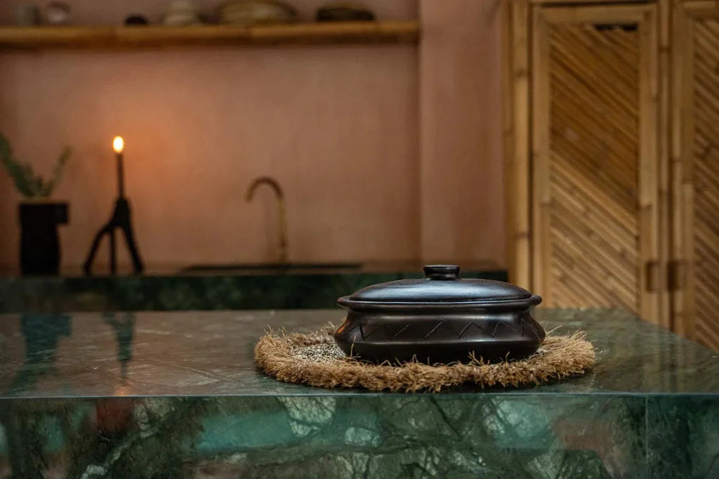 Pot en céramique noir brûlé avec motif pour la cuisson, Le pot ovale brûlé