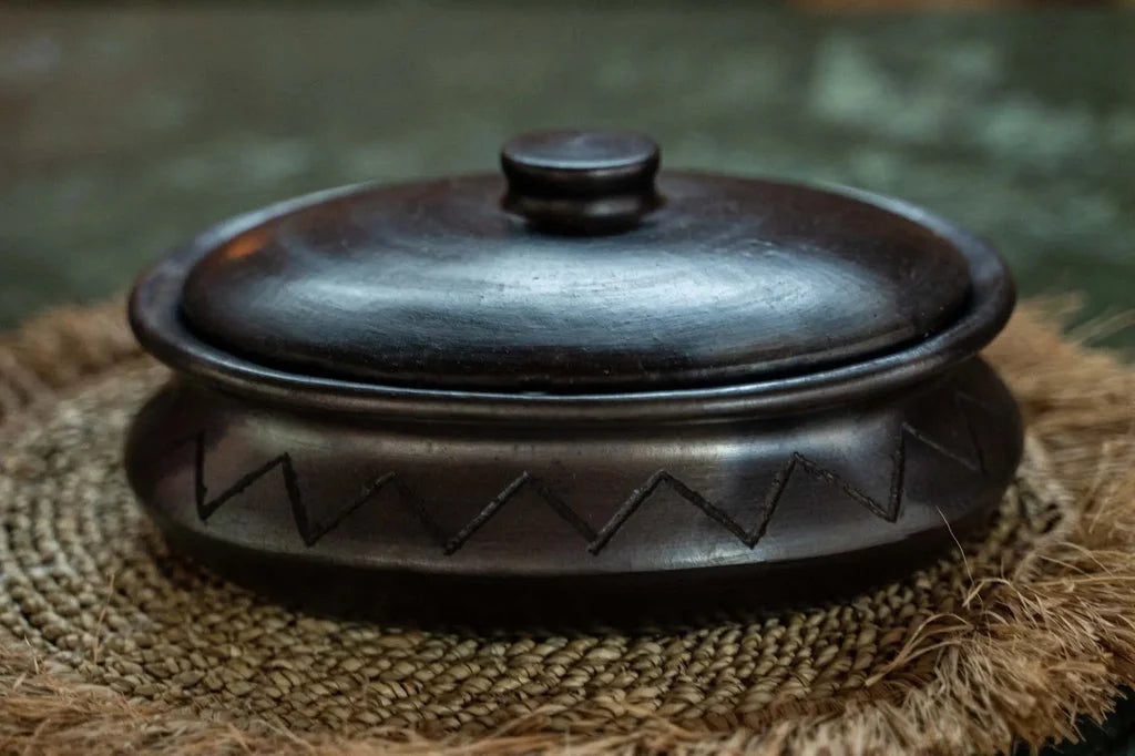 Bol en poterie brun foncé avec couvercle et motif en zigzag pour Le pot ovale brûlé avec motif noir