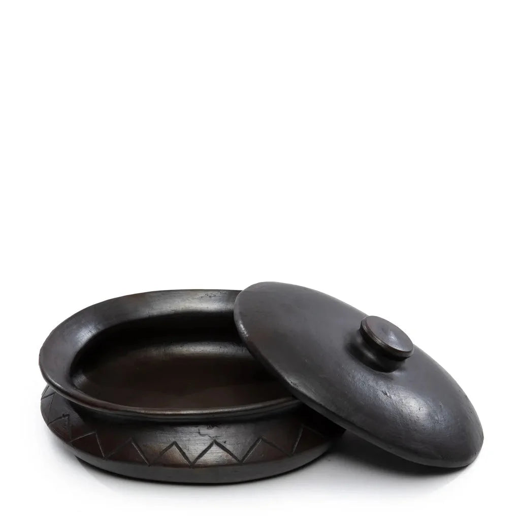 Pot en argile noir ovale brûlé avec motif rond et couvercle lâmpide