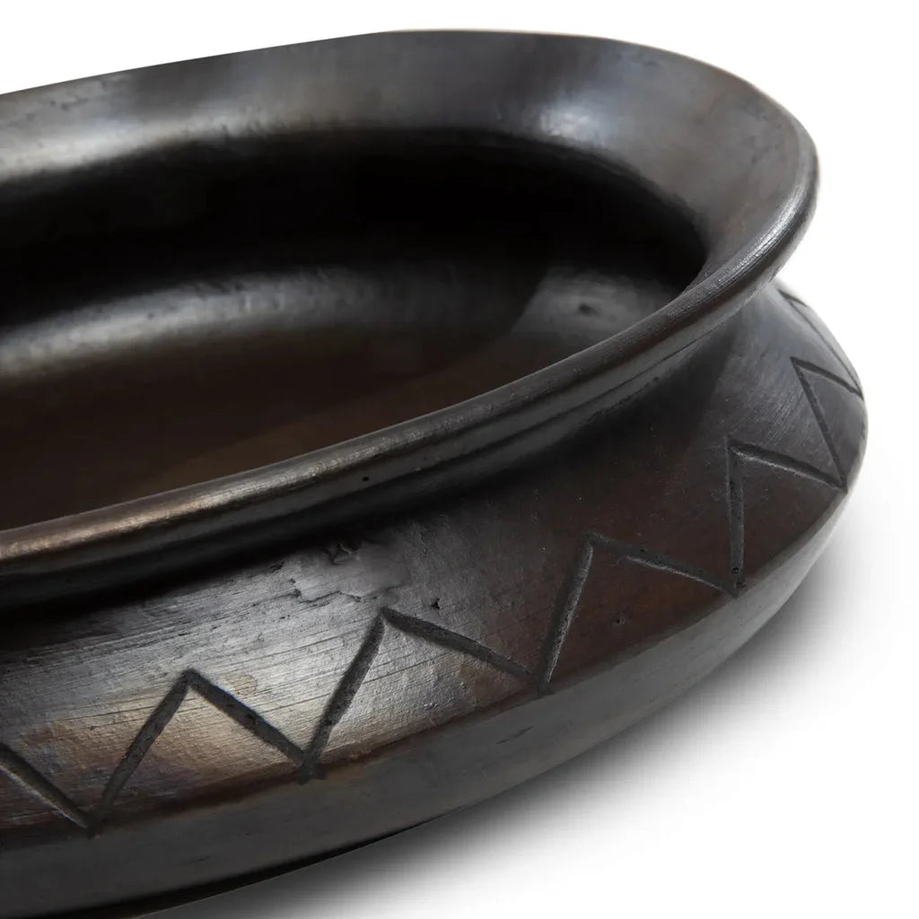 Bol en bois sombre sculpté avec motif pour le produit Le Pot Ovale Brûlé Noir