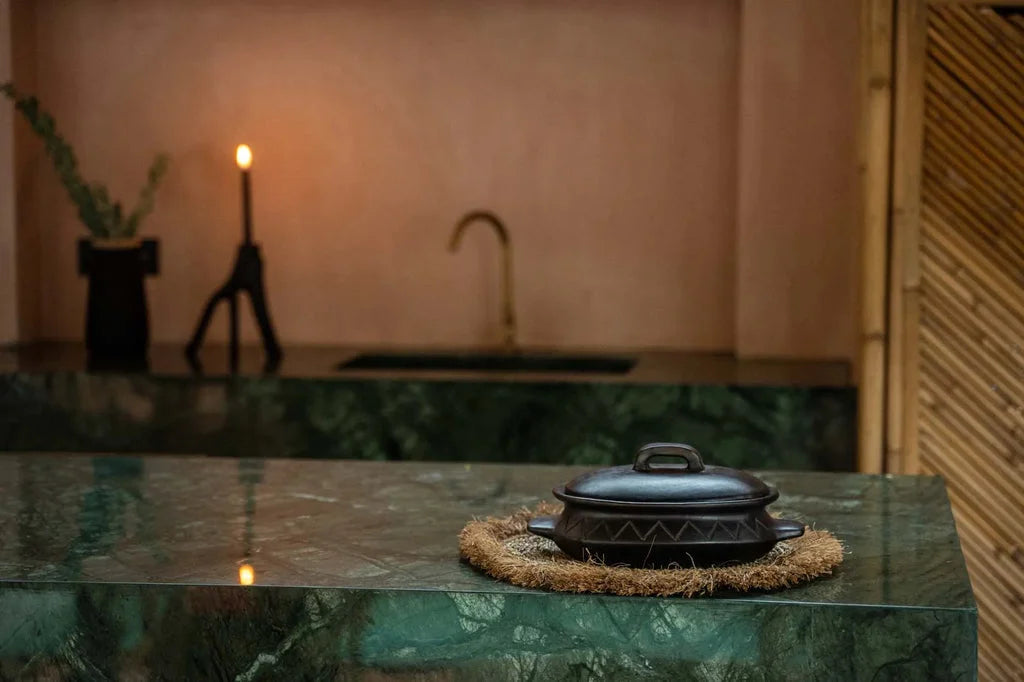 Cocotte en céramique noire avec motif et poignées latérales, Le Pot Ovale Brûlé