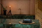 Cocotte en céramique noire avec motif et poignées latérales, Le Pot Ovale Brûlé