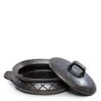 Cocotte en argile sombre avec couvercle, motif et poignées latérales - Noir