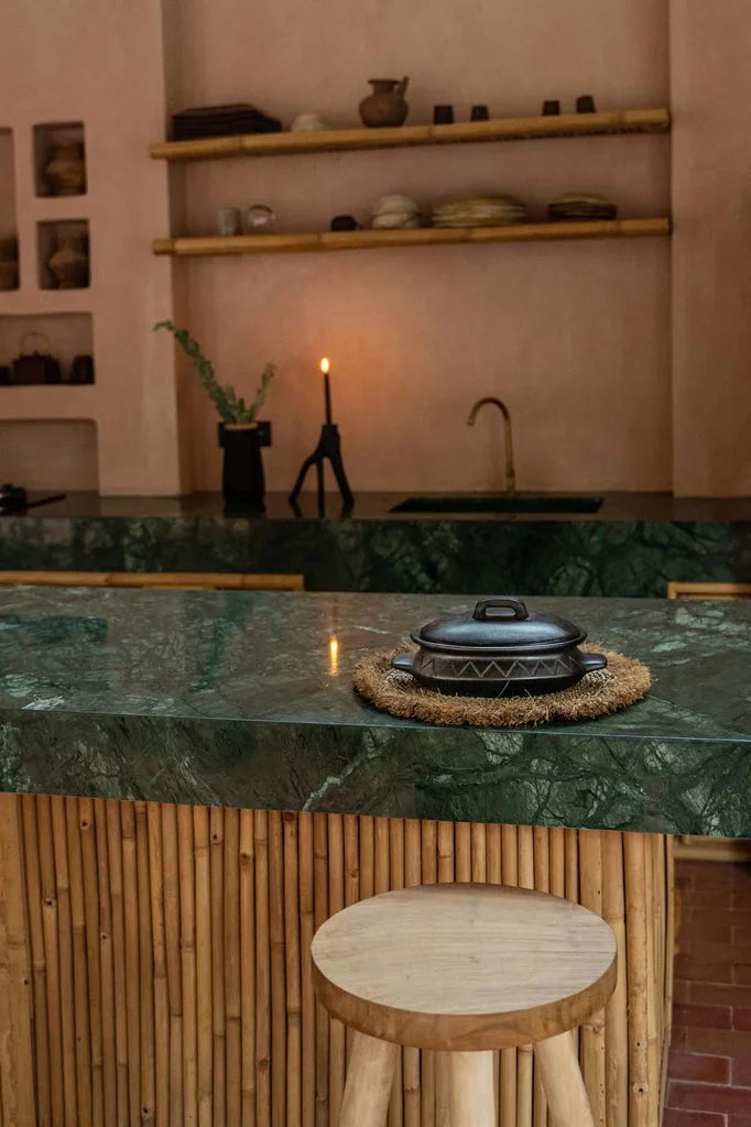 Cocotte ovale brûlée avec motif et poignées latérales en noir