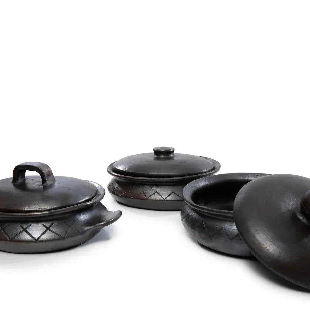 Trois pots en argile foncée avec couvercles, le pot ovale brûlé avec motif et poignées latérales noir