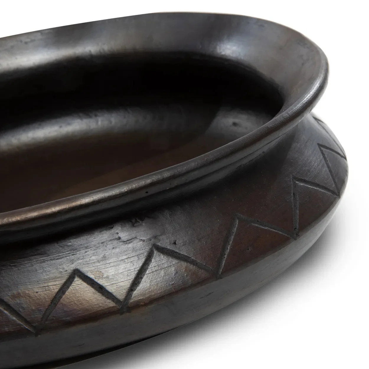 Bol en bois foncé avec motifs triangulaires pour le Pot Ovale en terre cuite noire