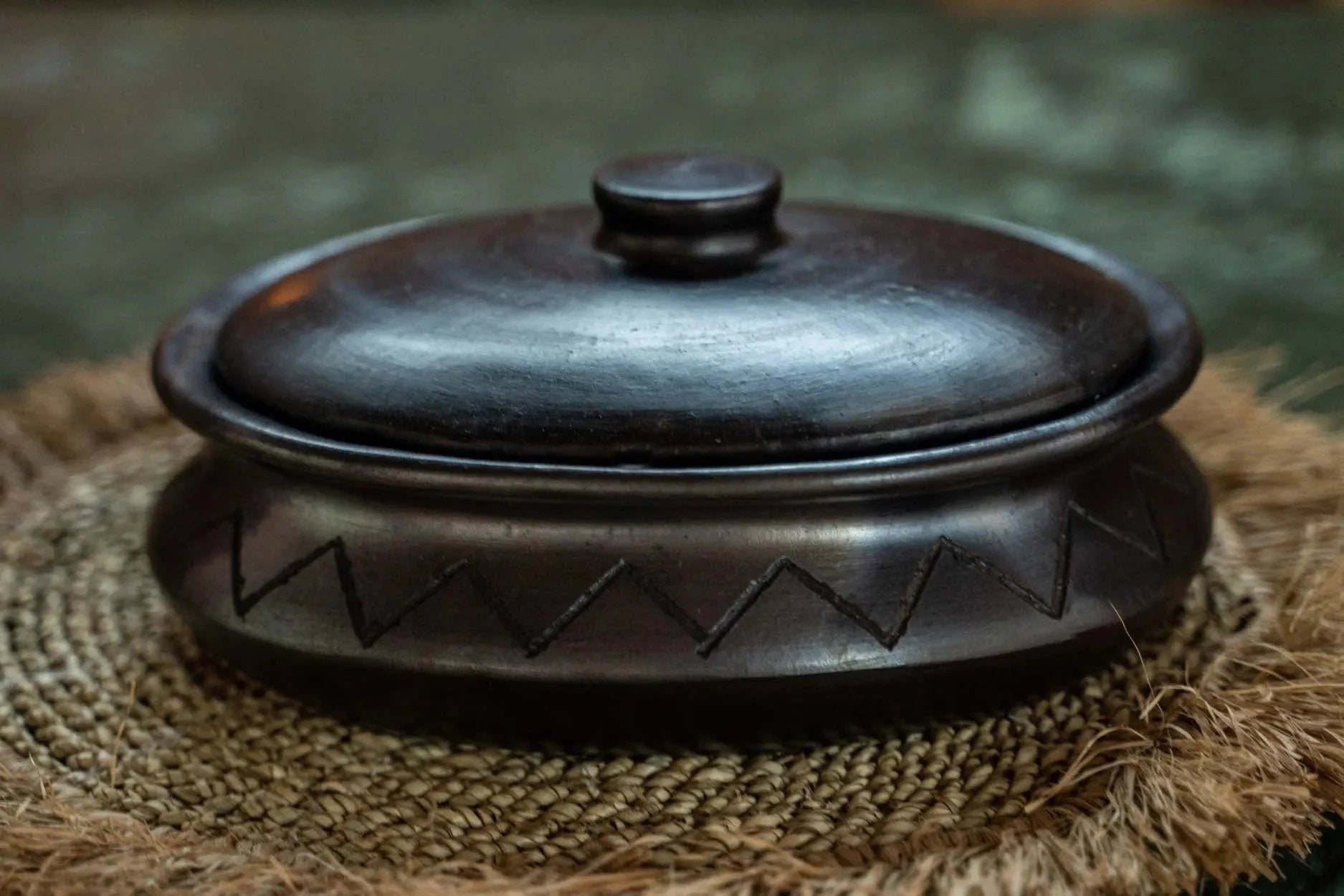 Pot ovale en terre cuite noire avec motif géométrique et couvercle