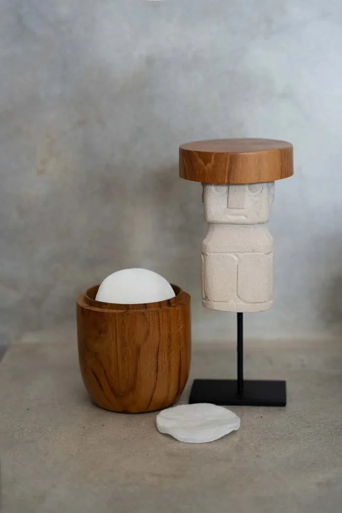 Pot en racine de teck avec coton et sculpture décorative dans le produit Le pot en racine de teck bas M