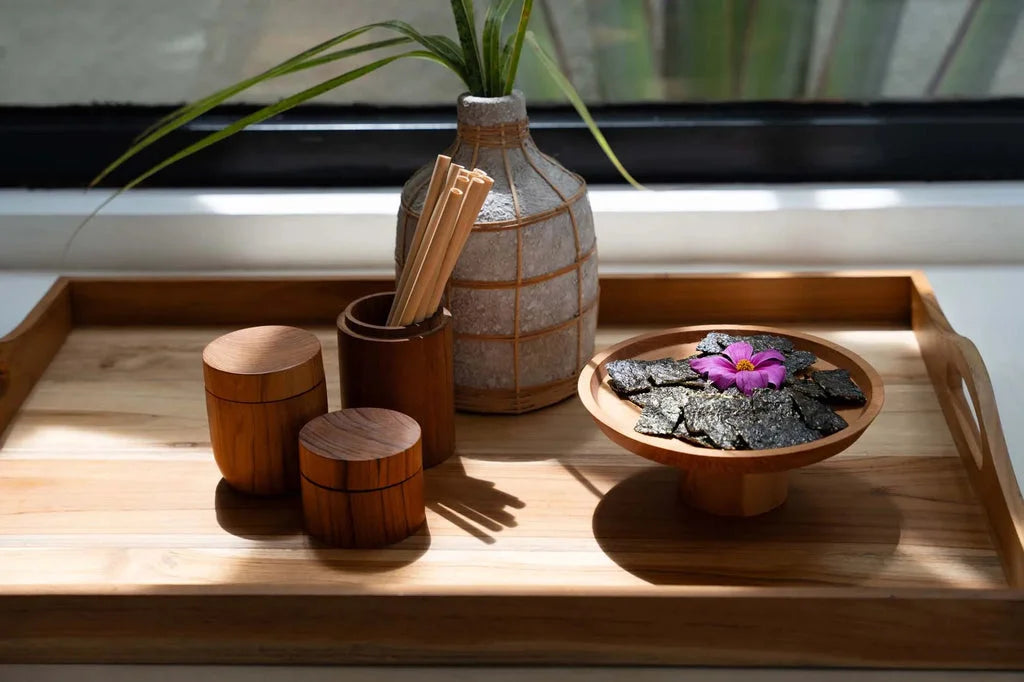 Plateau en bois avec objets décoratifs pour Le pot en racine de teck M