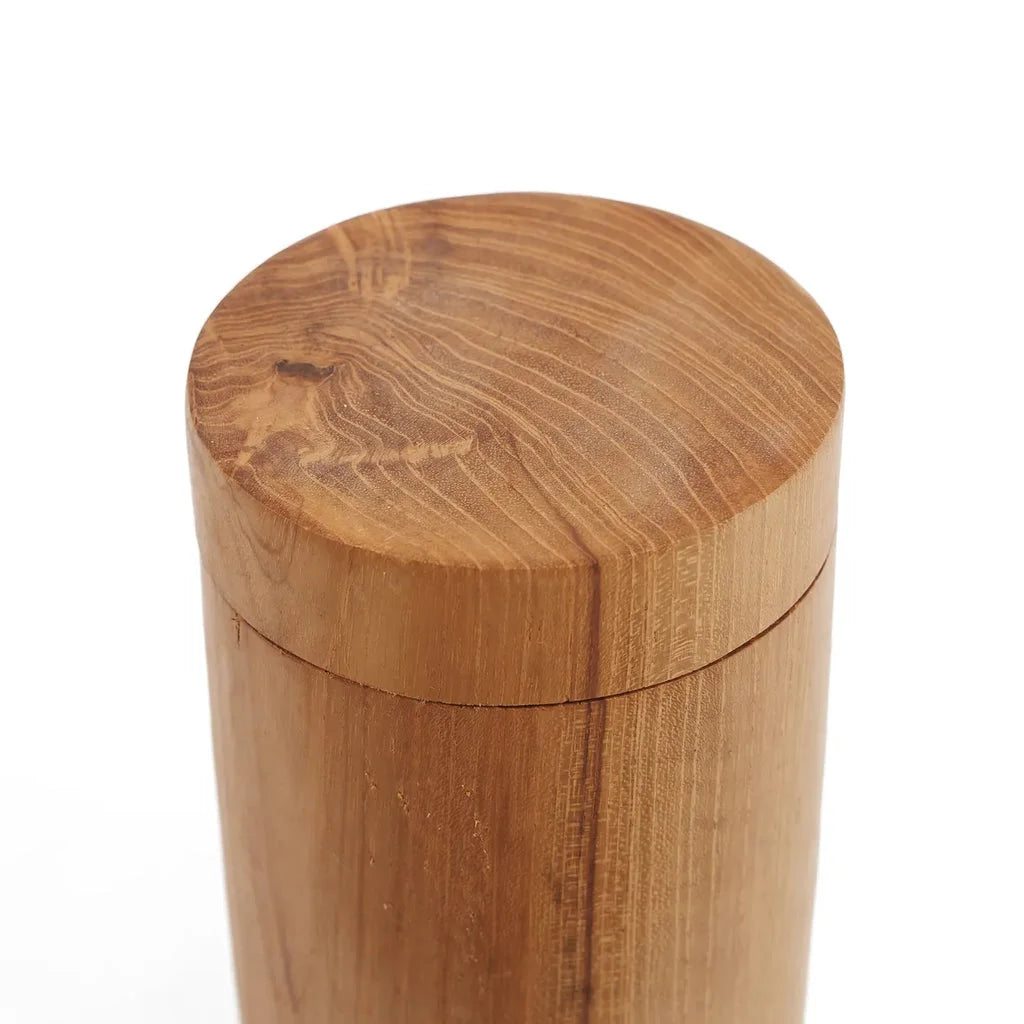 Contenant cylindrique en bois de teck avec couvercle pour le produit Le pot en racine de teck M