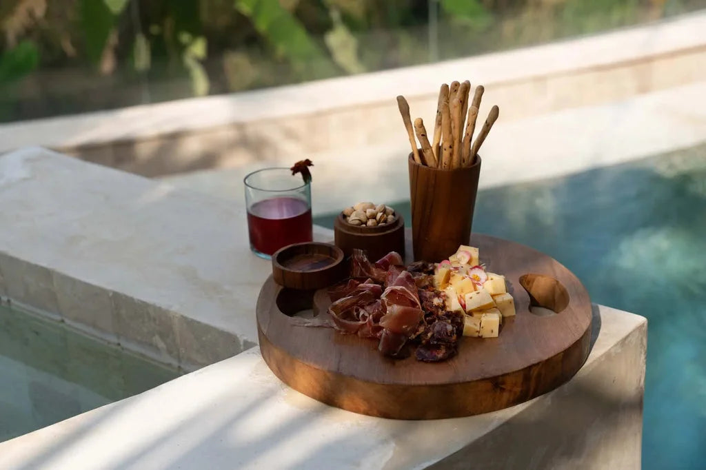 Plateau en bois de teck avec assortiment de snacks pour Le Pot en Racine de Teck S