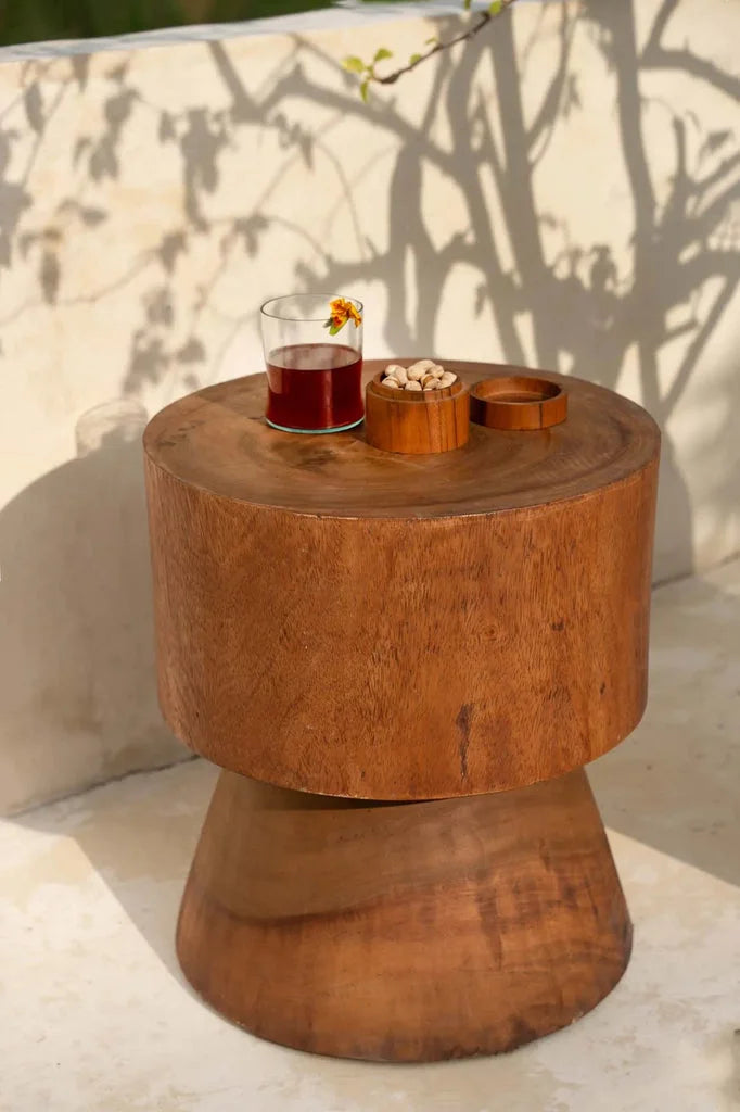 Table d’appoint en racine de teck pour décoration intérieure élégante