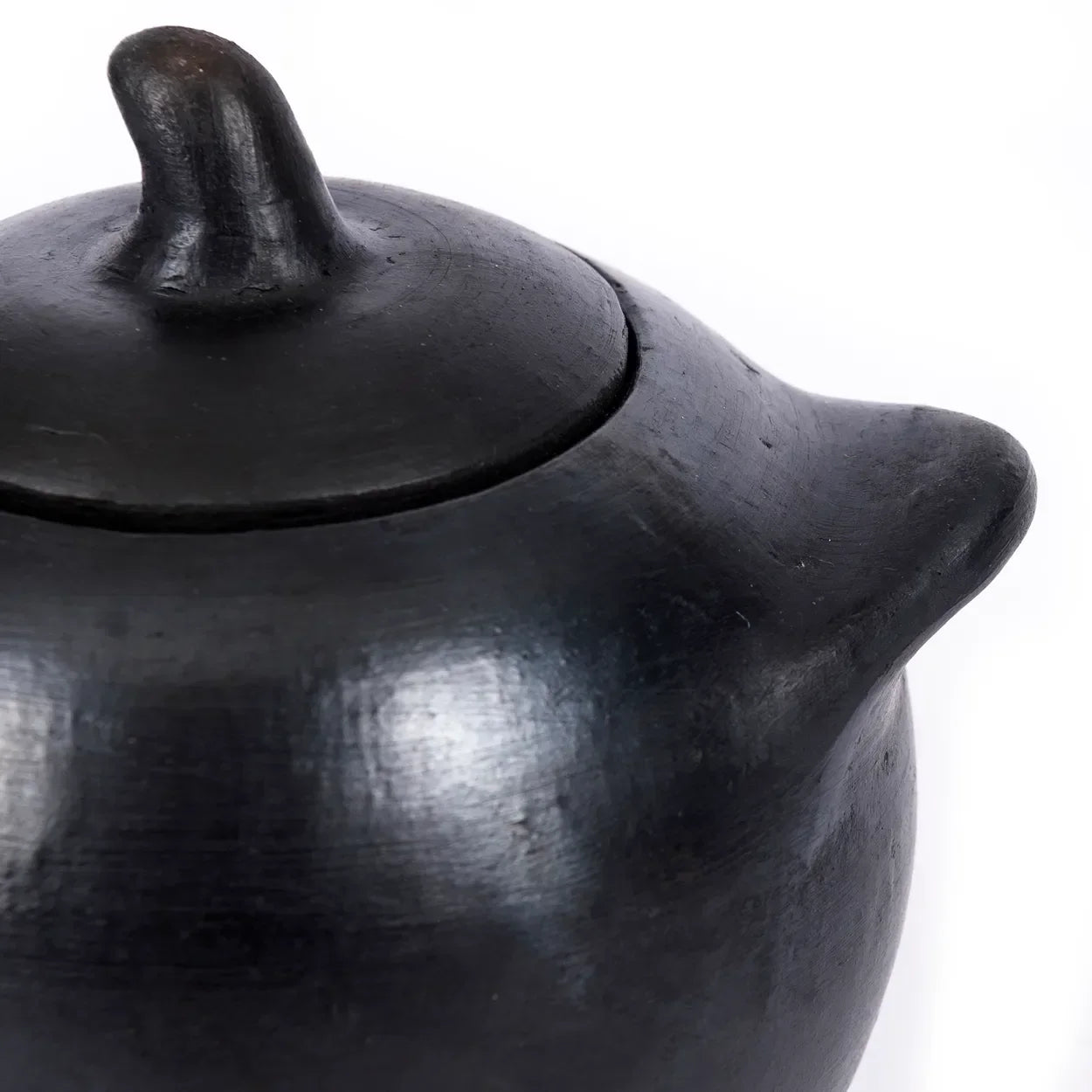 Pot en terre cuite noir brûlé fait main avec couvercle, dimensions 10x7x8 cm
