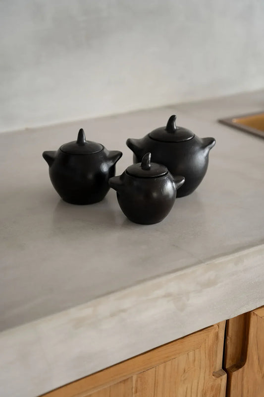 Trois pots en céramique noire brûlée avec couvercle fait main 10x7x8 cm