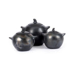 Trois pots en terre cuite noire brûlée avec couvercles faits main 10x7x8 cm