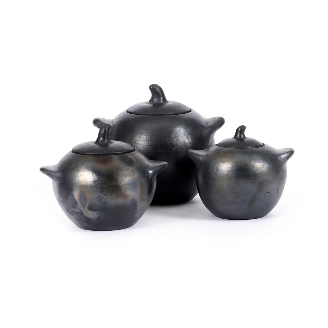 Trois pots en terre cuite noire brûlée avec couvercles faits main 10x7x8 cm