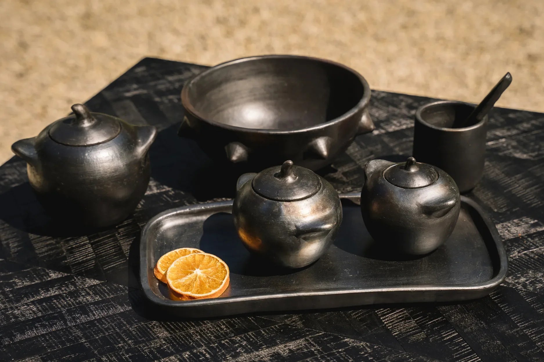 Théière en céramique noire brûlée faite main de 11 cm pour un service élégant
