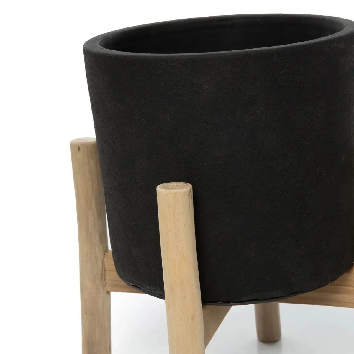 Pot en terre cuite noir rond sur socle en bois de teck H36 cm