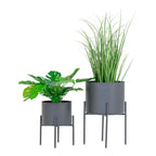 Deux pots de fleurs gris en acier sur stands, diamètre 21 cm, lot de 2