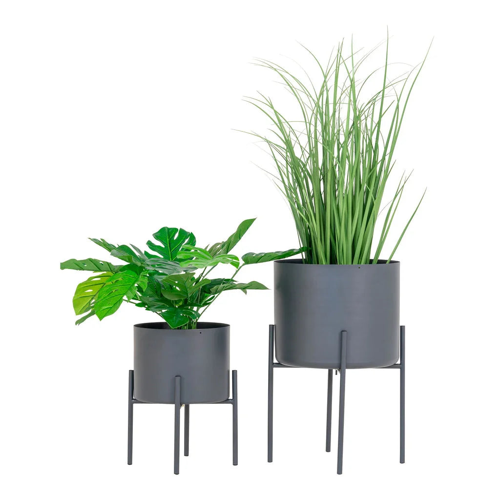 Deux pots de fleurs gris en acier sur stands, diamètre 21 cm, lot de 2