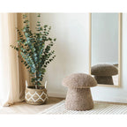 Plante d’eucalyptus en pot dans un panier tissé associée au Pouf bouclé brun champignon