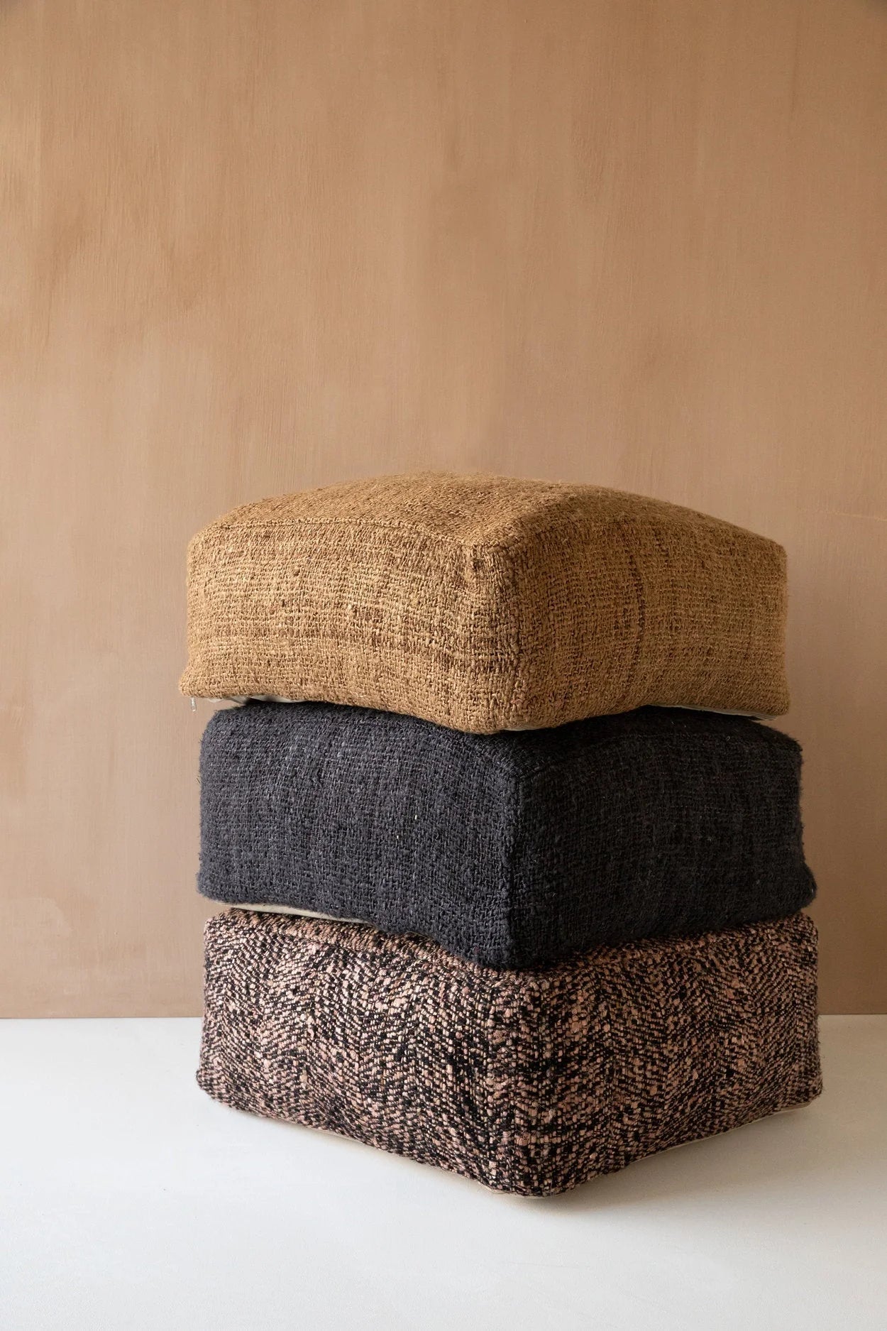 Pouf carré en coton noir 60x60 cm avec trois poufs texturés en brun et charcoal