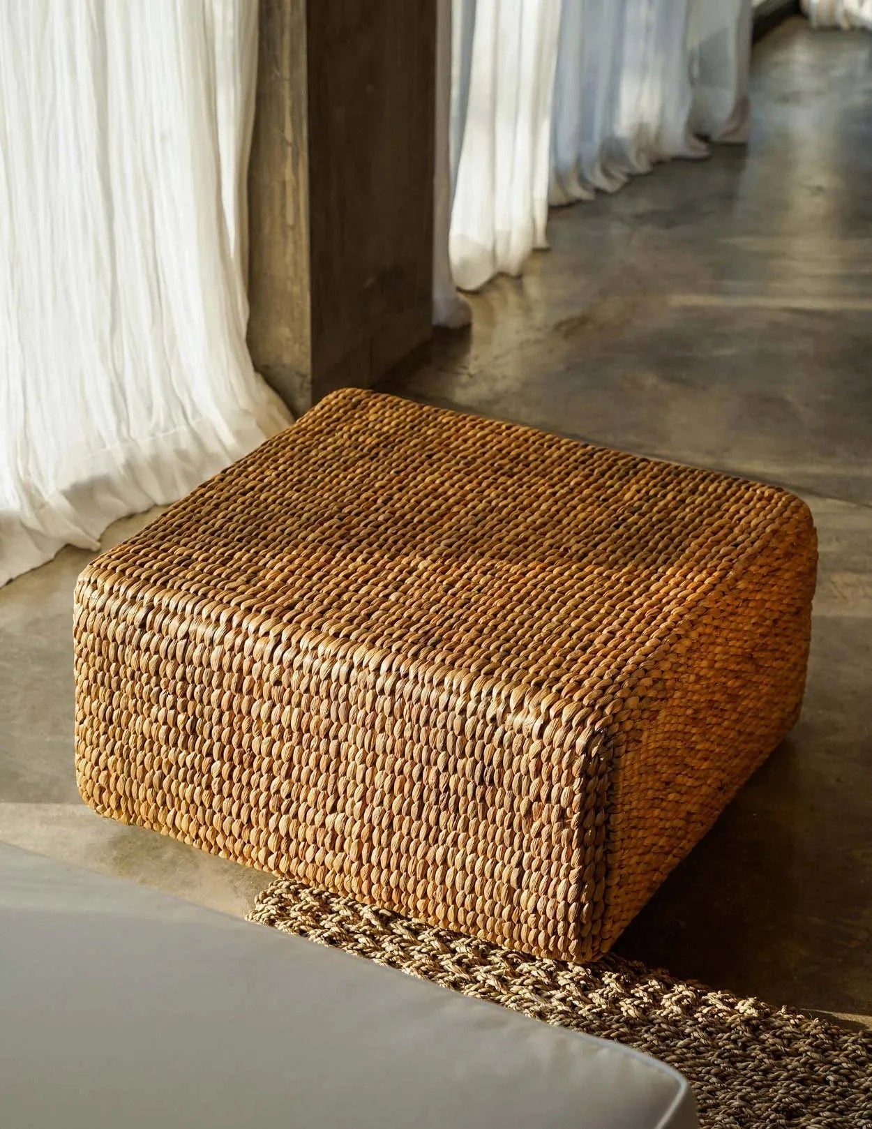 Pouf carré en jacinthe d’eau naturel – 60x60 cm