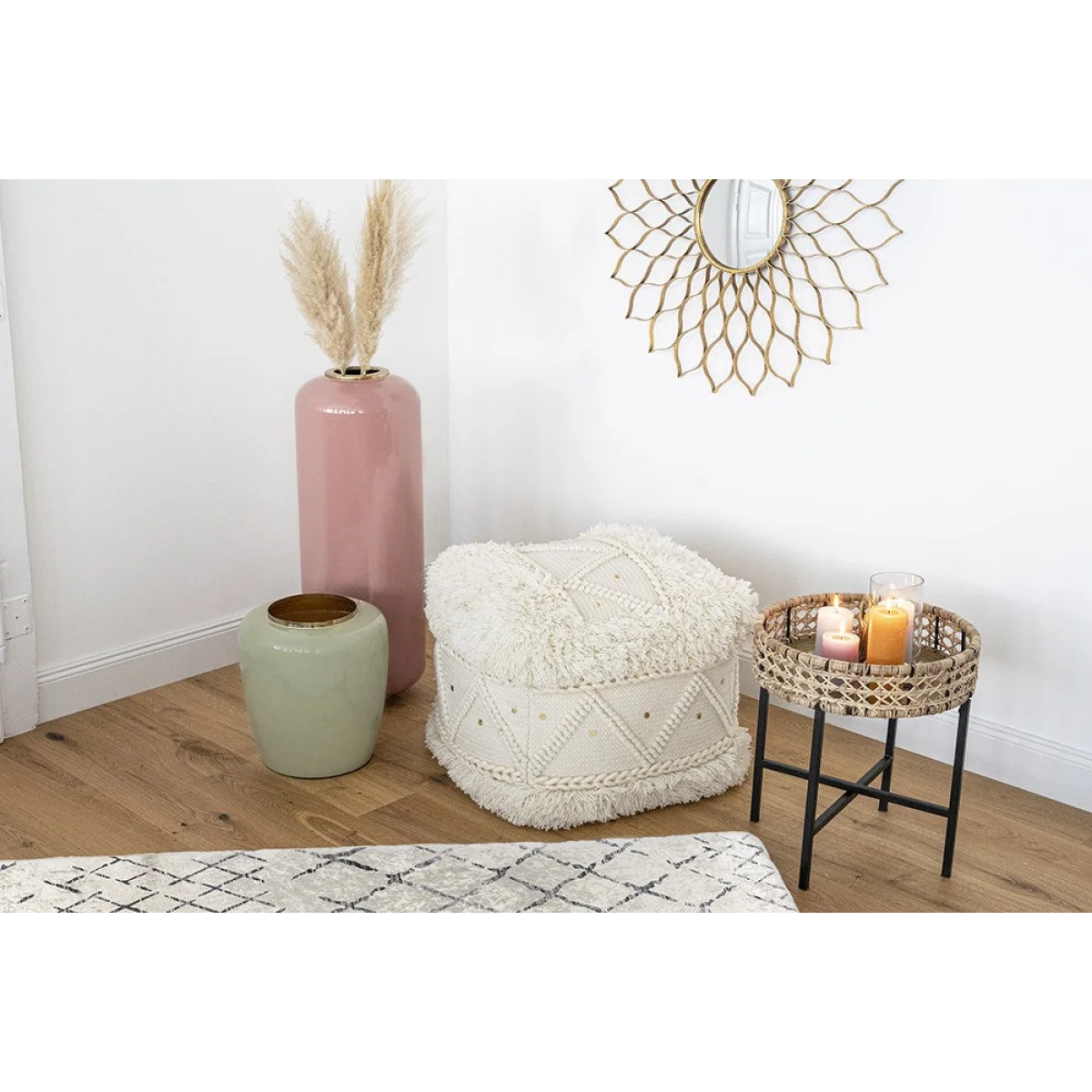 Pouf carré en laine écrue avec motifs losanges, surface shaggy texturée 50x50 cm