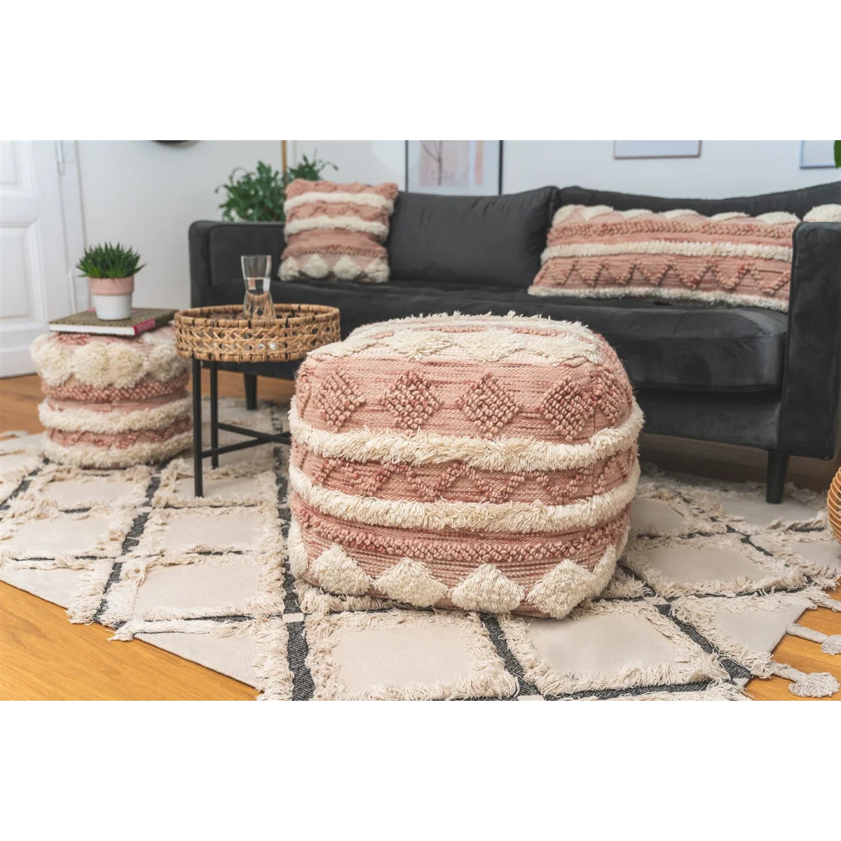 Pouf carré tissé rose et crème à franges en laine avec motif géométrique et rayé