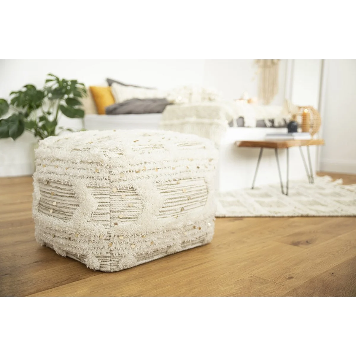 Pouf carré en coton crème khaki avec franges, paillettes et motif géométrique