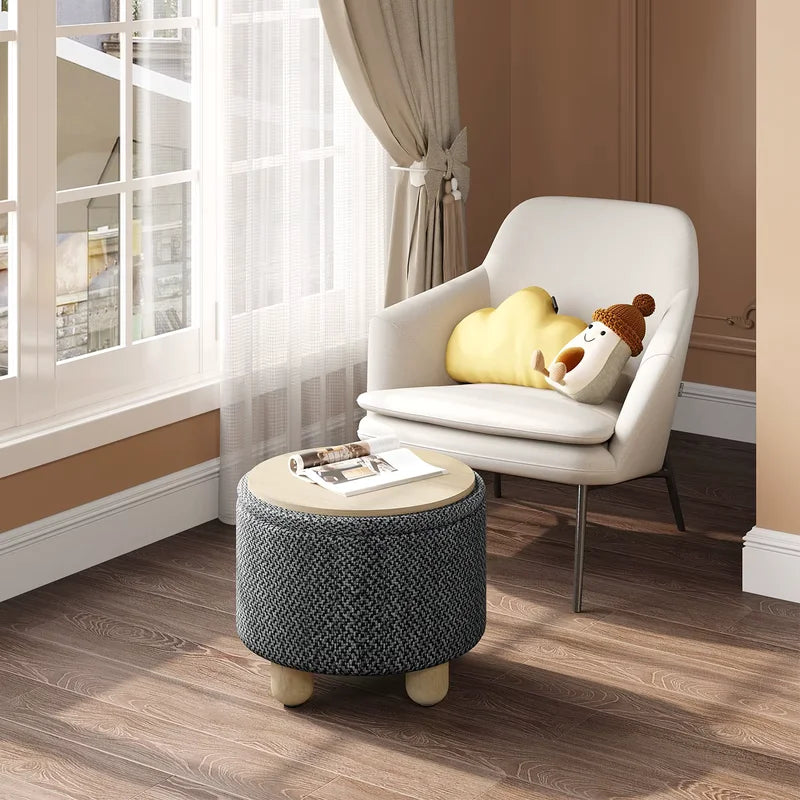 Pouf de rangement rond noir avec plateau en bois, idéal pour un intérieur cosy et organisé.