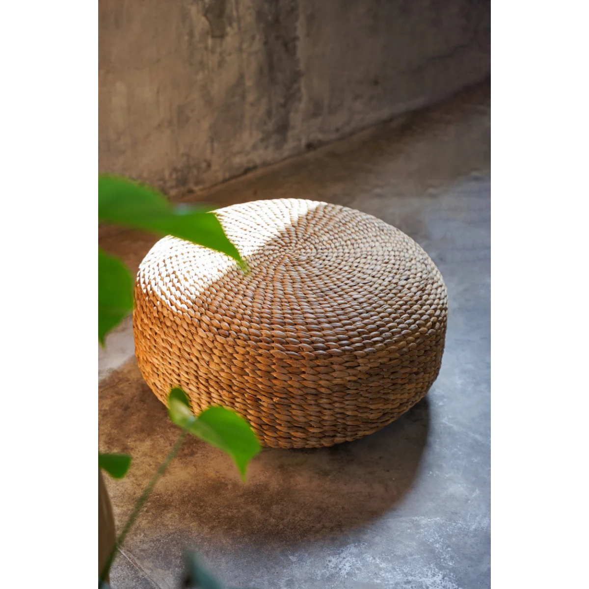 Pouf rond en jacinthe tressée naturel de 60 cm de diamètre pour décoration intérieure