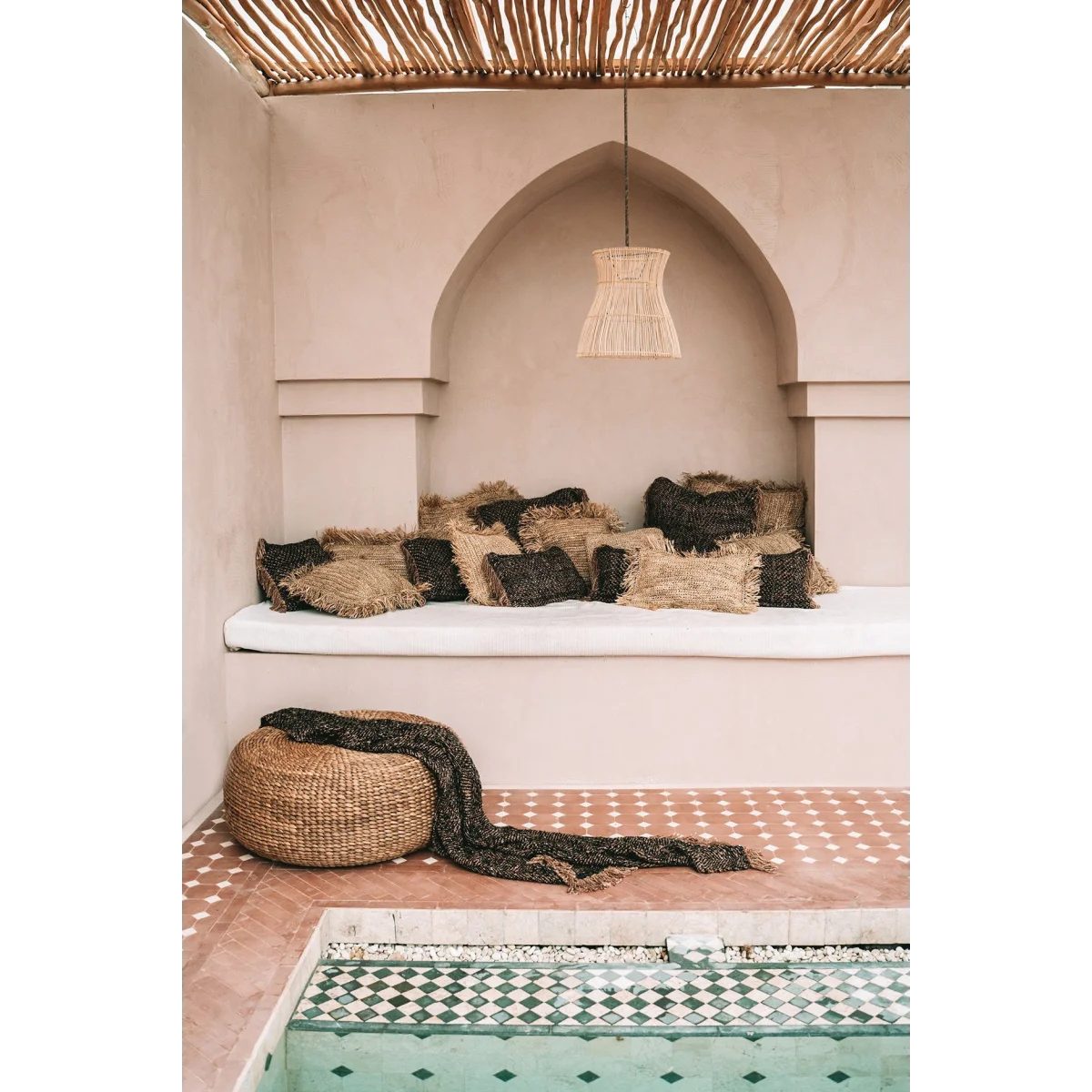 Coin salon marocain avec siège rond en jacinthe tressée et décoration en paille naturelle