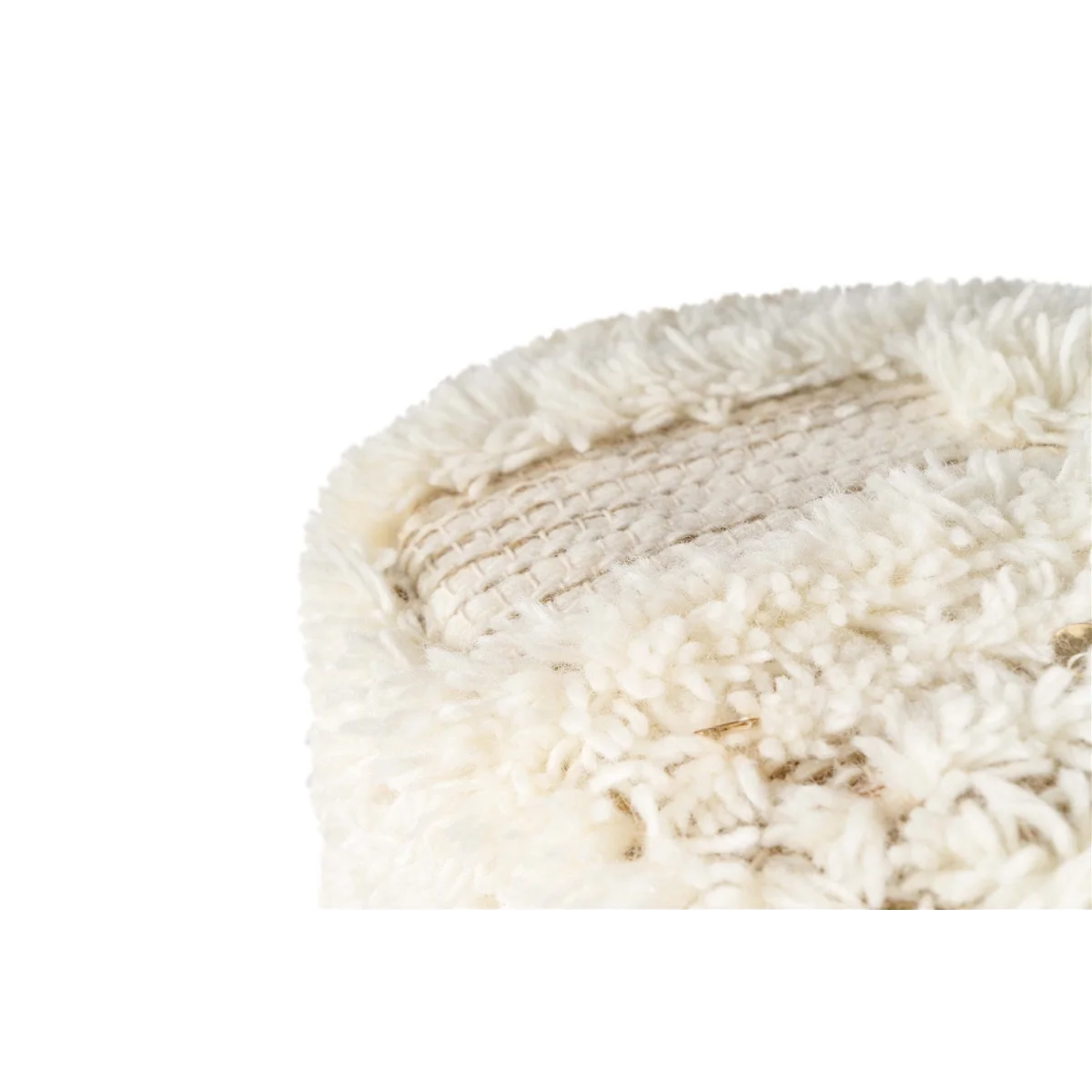 Tapis shag blanc roulé pour décoration intérieure dans le produit Pouf rond en laine écrue et khaki